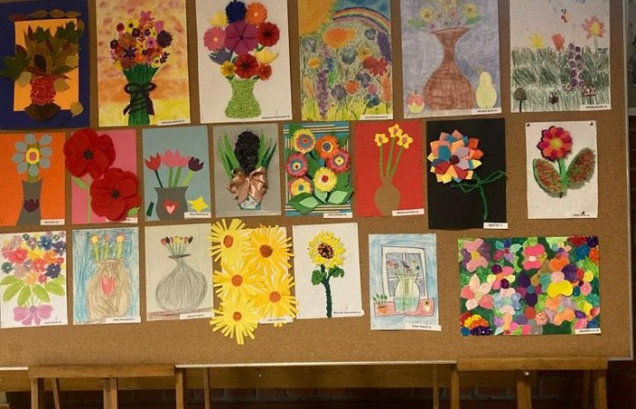 tablica z rysunkami kwiatów