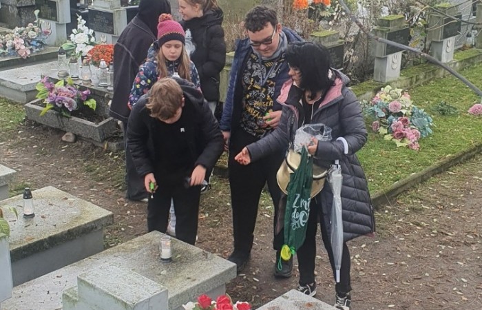 Przy grobach żołnierzy