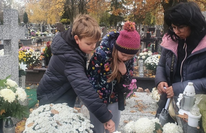 Przy grobie ś.p. Agnieszki Podkoń