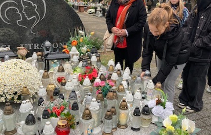 Wolontariusze przy grobie grobu Dzieci Utraconych