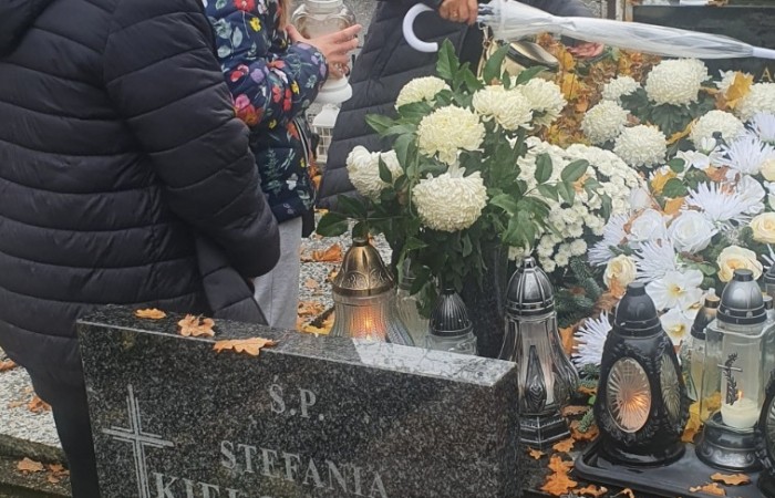 Wolontariusze z katechetą przy grobie ś.p. Bogumiły Kopytek